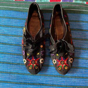 Passports embroidered vintage flats size 7